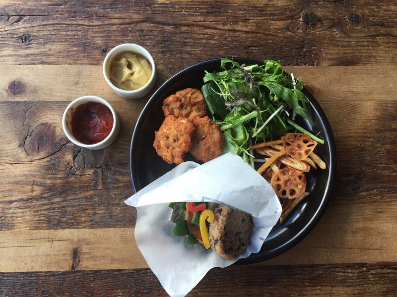 グリル野菜とミックスグレインバンズ￥1,000／画像提供：スリーピングトーキョー