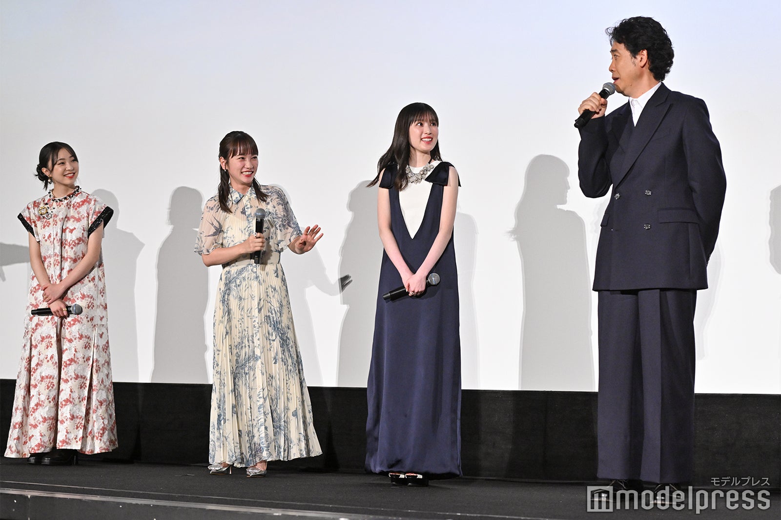 新井美羽、川栄李奈、福本莉子、大泉洋（C）モデルプレス