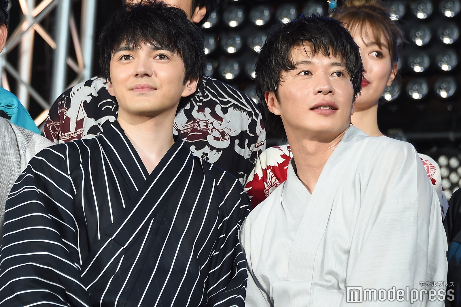 ぎゅっとする林遣都＆田中圭（C）モデルプレス