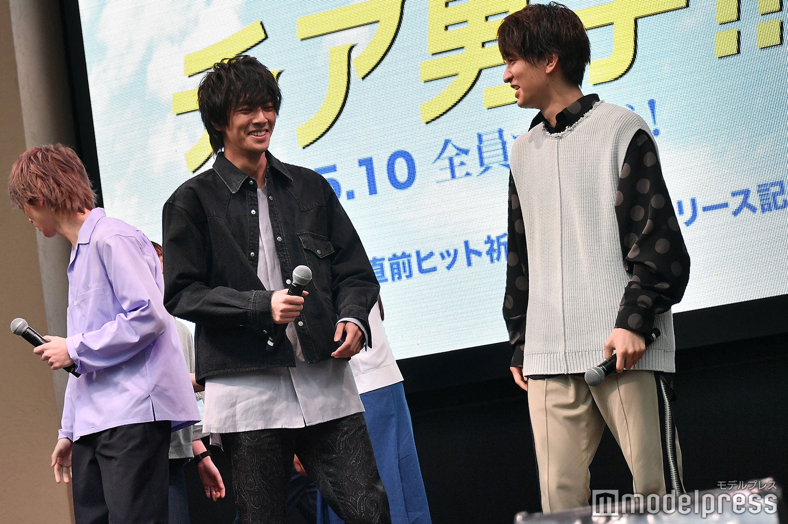 阿部真央の生歌唱に感動した様子の中尾暢樹、瀬戸利樹（C）モデルプレス