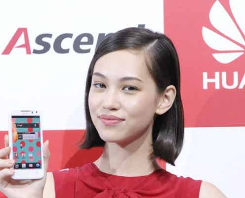 水原希子、真っ赤なドレスから美脚をチラリ