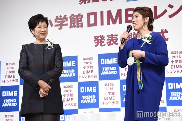 吉田沙保里選手、小池百合子都知事(C)モデルプレス