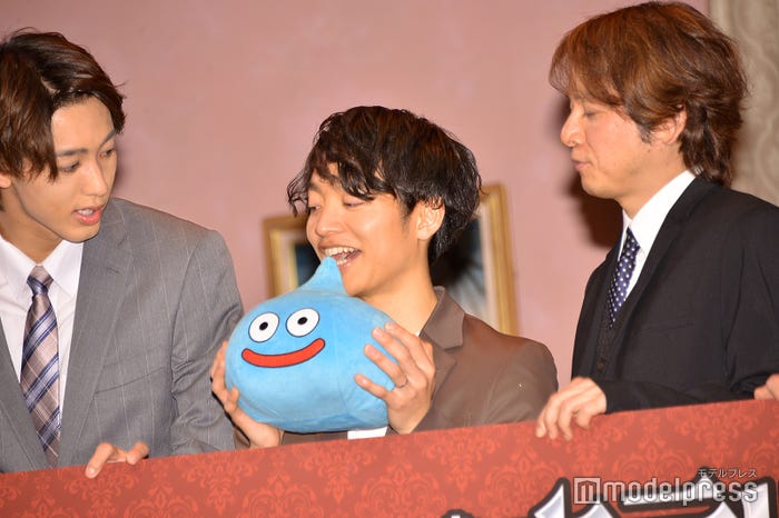 スライムを渡され即座にかじろうとする今江大地(中央)とそれを見守る近藤頌利(左)と佐野瑞樹(右)(C)モデルプレス