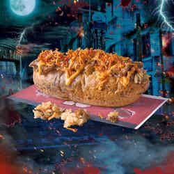 筋肉暴走! ゾンビ・アメリカンフットボール部のチーズ&牛カルビライスドッグ/画像提供:ユニバーサル・スタジオ・ジャパン