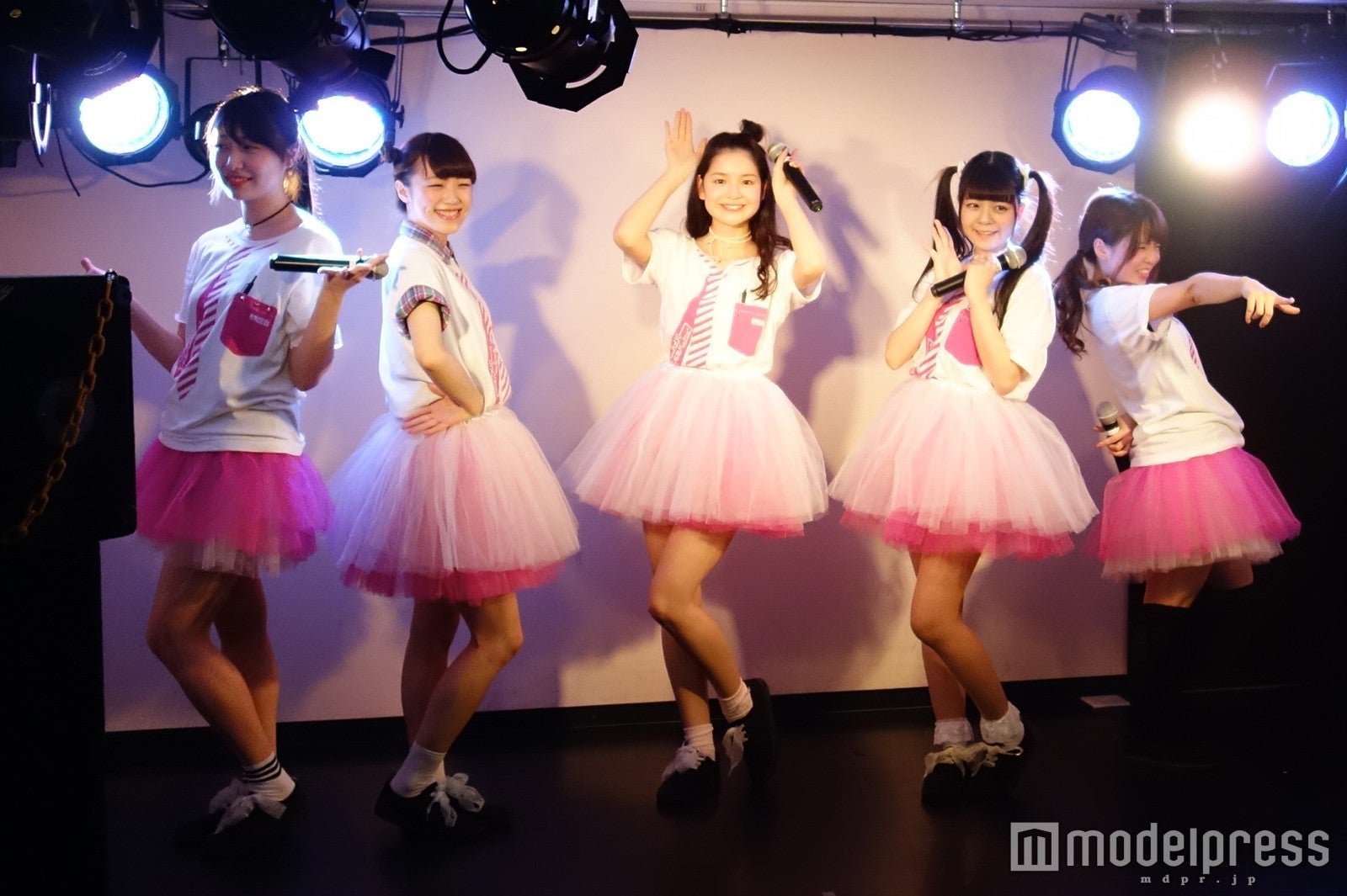 異色のオフィス系ガールズ・カプ式会社ハイパーモチベーション、人事異動発令で動揺隠せず　ファンからも厳しい声