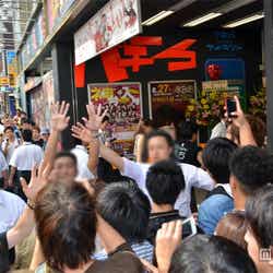 劇場の裏口に殺到するファンを制止するスタッフ