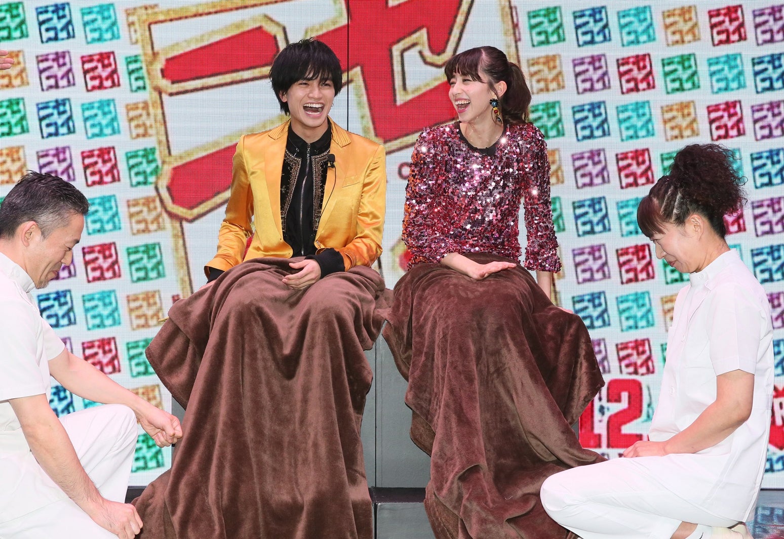 足ツボマッサージの“ニセ演技対決”を行った中島健人＆中条あやみ（提供写真）