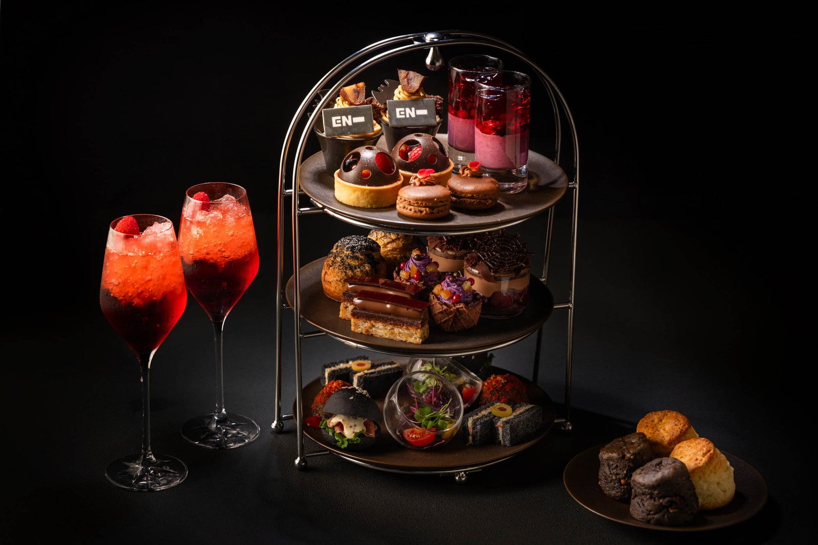 ENHYPEN EN-CHANTED BITE アフタヌーンティー特典セットニキ ENHYPENコラボアフタヌーンティー、漆黒と深紅の“ヴァンパイア