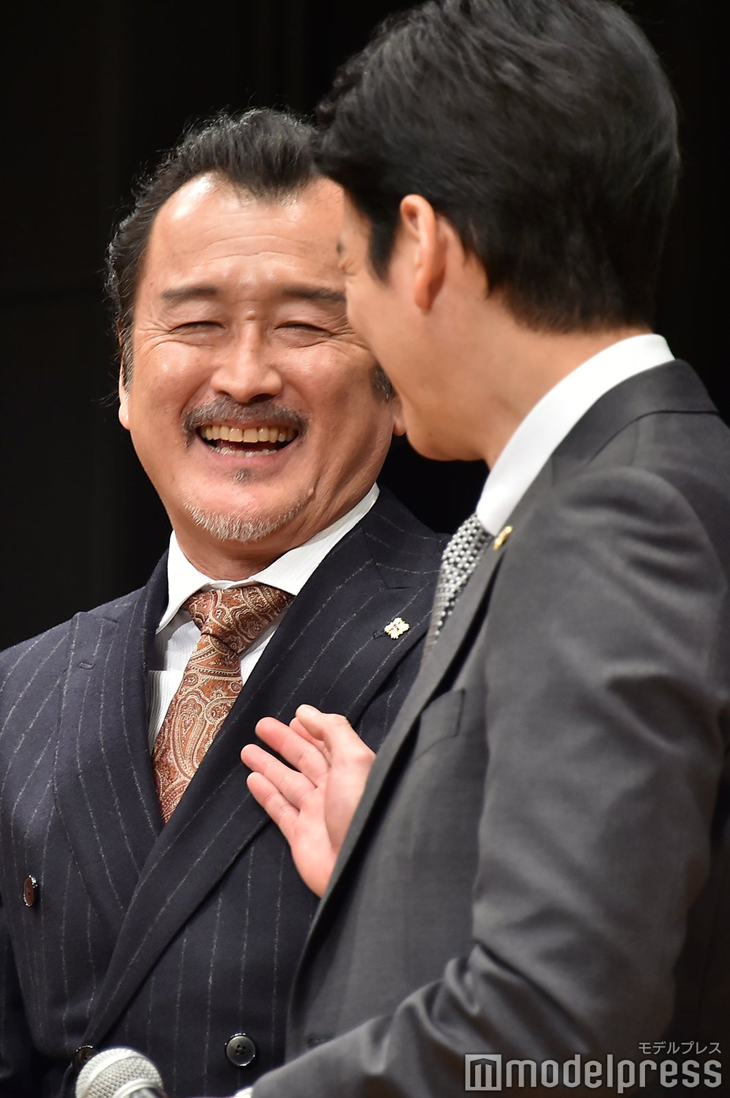 じゃれあう吉田鋼太郎と唐沢寿明 （C）モデルプレス