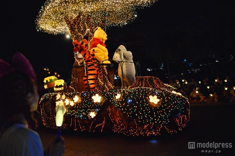 「東京ディズニーランド・エレクトリカルパレード・ドリームライツ」／新アイテム「マジカルドリームライト」と連動した様子／モデル：河西里音