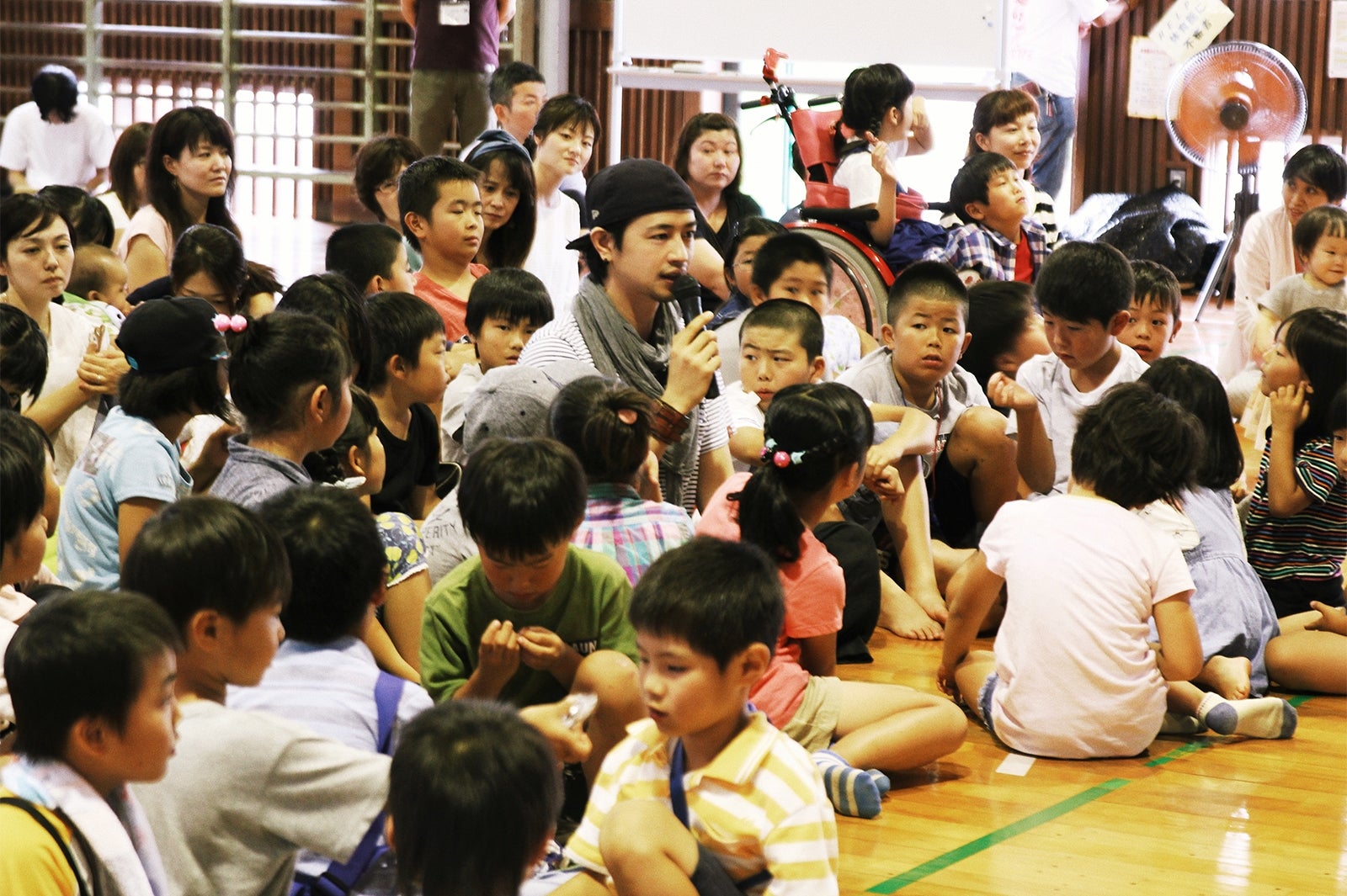 小学校を訪問（提供写真）