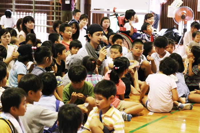 小学校を訪問(提供写真)