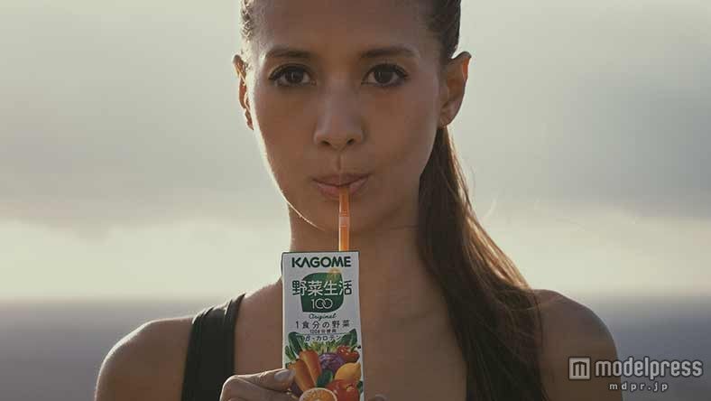 吉川ひなの／カゴメ「野菜生活100」新CM「栄養吸収率の高い野菜篇」より