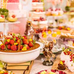 アリスのスイートティーパーティ ~不思議の国のいちご畑~ /画像提供:ツカダ・グローバルホールディング