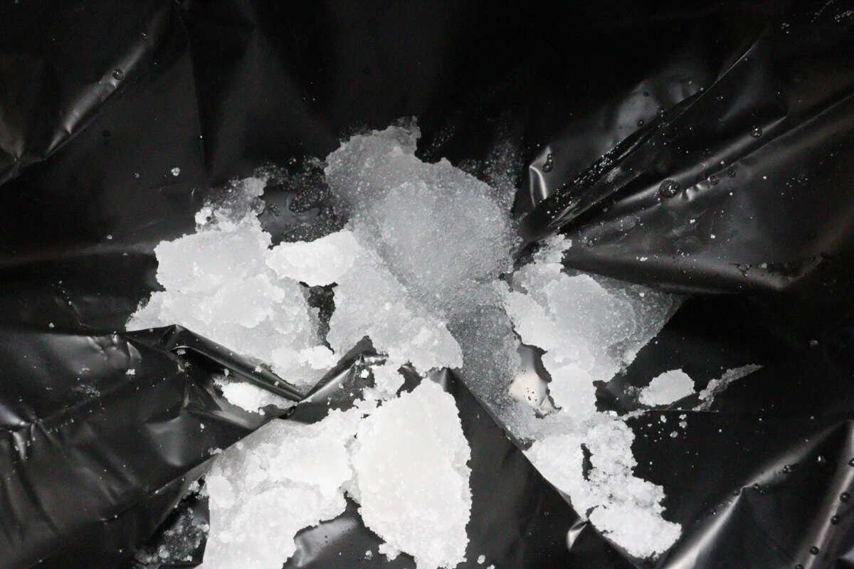 ダイソーの備蓄用ポータブル簡易和式トイレは使用後に凝固剤で固める