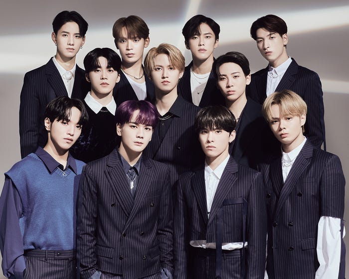 JO1/(後列)佐藤景瑚、與那城奨、河野純喜、金城碧海(中列)木全翔也、白岩瑠姫、川尻蓮(前列)大平祥生、豆原一成、川西拓実、鶴房汐恩(C)LAPONE ENTERTAINMENT