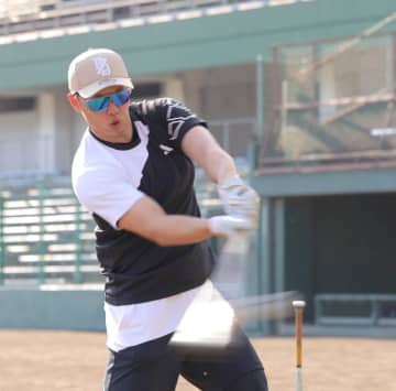 広島・中村奨が自主トレを公開 今季の目標に全試合出場＆開幕戦「1番・中堅」を設定 オフに手術の右足首も万全「いつでもキャンプに入れる」