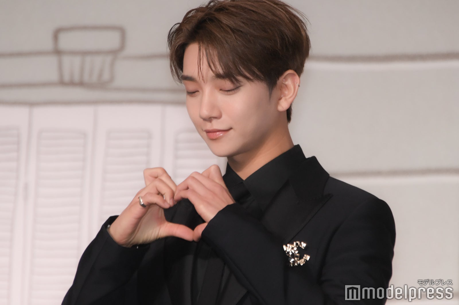 丁寧にハートを作るJOSHUA（ジョシュア）（C）モデルプレス