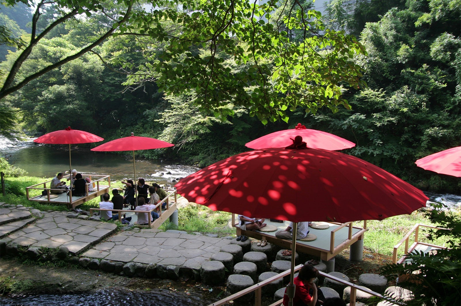 瑞々しい緑に映える野点傘／画像提供：山中温泉観光協会・旅館協同組合