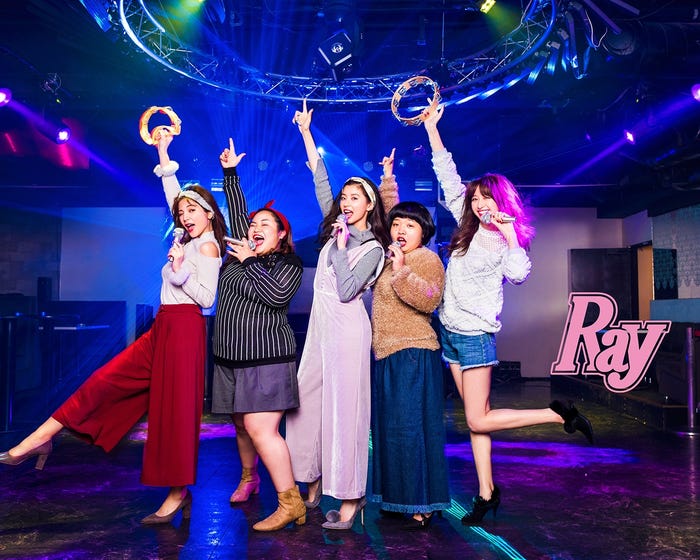 カラオケパーティーには動きやすいパンツスタイルで(画像提供:主婦の友社)