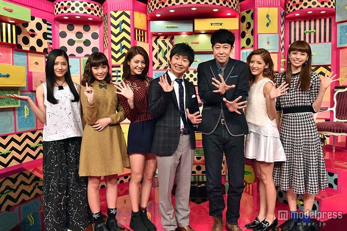新バラエティ番組『あけるなキケン』のMCを務める藤井夏恋、鷲尾伶菜、楓、若林正恭、小藪千豊、藤井萩花、佐藤晴美(C)TBS
