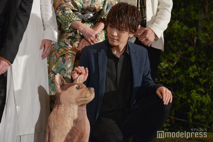 コウを撫でる岩田剛典 (C)モデルプレス