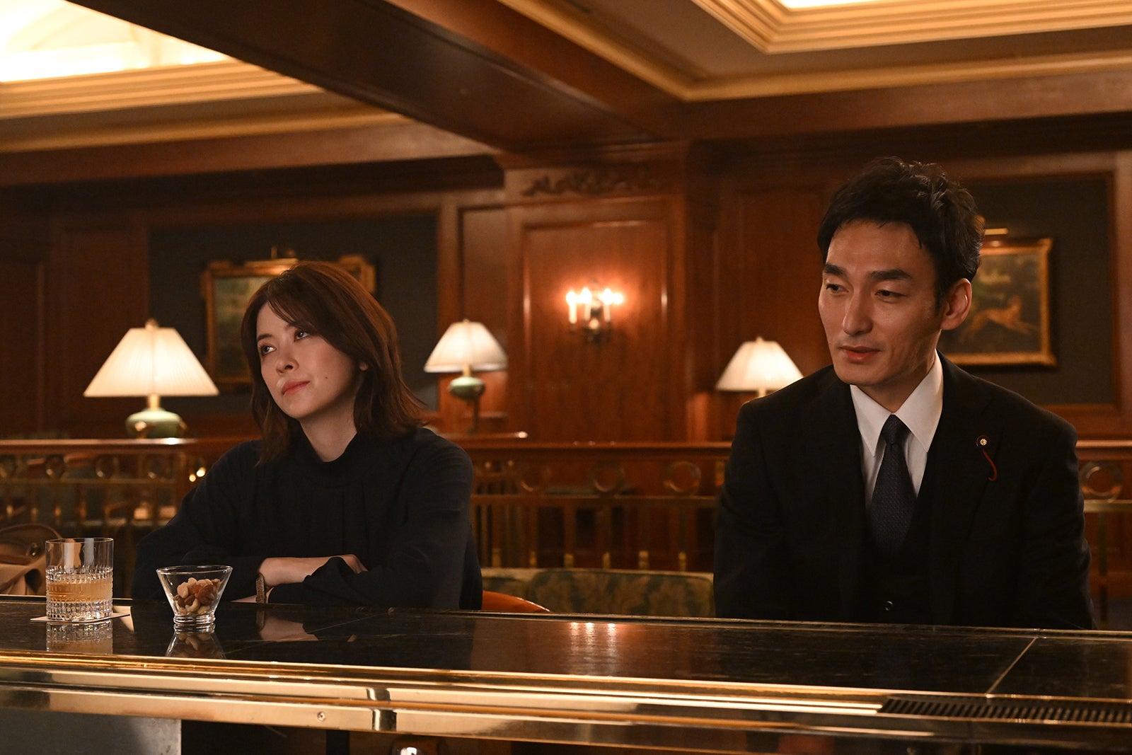 宮澤エマ、草なぎ剛 「罠の戦争」最終話より（C）カンテレ