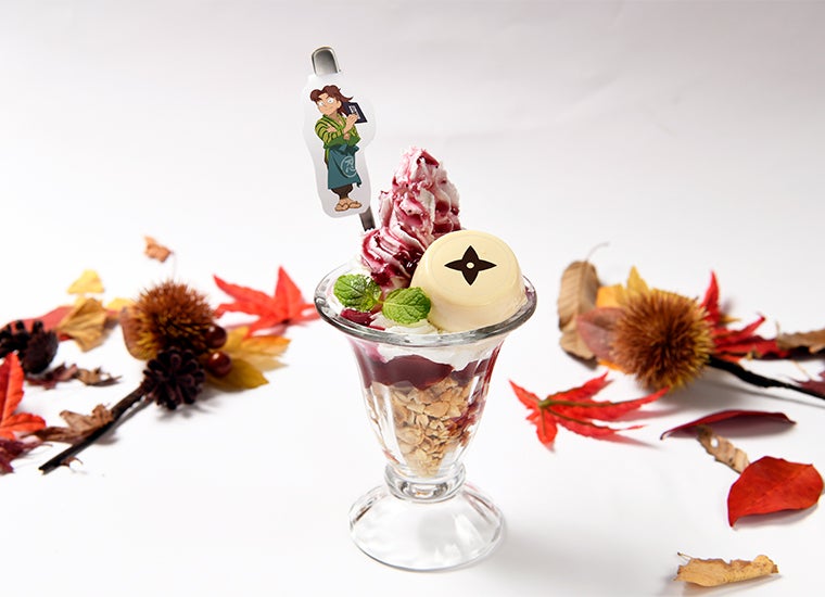 プロ忍推奨！利吉さんの豆乳プリンパフェ1,090円（税抜）（C）尼子騒兵衛／NHK・NEP