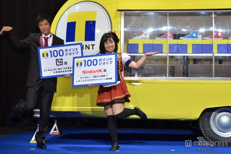 「Tポイント10周年記念100ポイントショップお披露目イベント」にてAKB48「フライングゲット」のポーズを取る（左から）中山雅史、キンタロー。