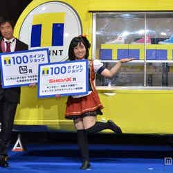 「Tポイント10周年記念100ポイントショップお披露目イベント」にてAKB48「フライングゲット」のポーズを取る（左から）中山雅史、キンタロー。