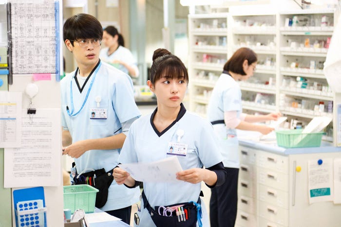 井之脇海、石原さとみ/「アンサング・シンデレラ 病院薬剤師の処方箋」第8話より(C)フジテレビ