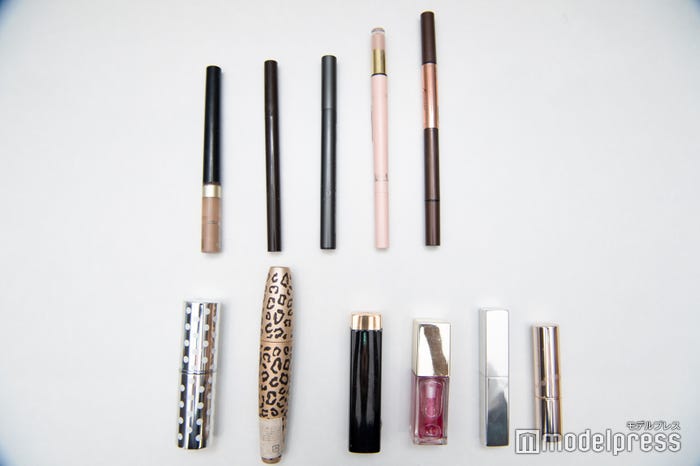 堤礼実アナウンサーのポーチの中身は?(C)モデルプレス