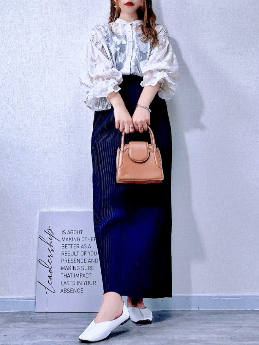 cocaランダムリブロングIラインスカート　ネイビーとシアーシャツコーデ