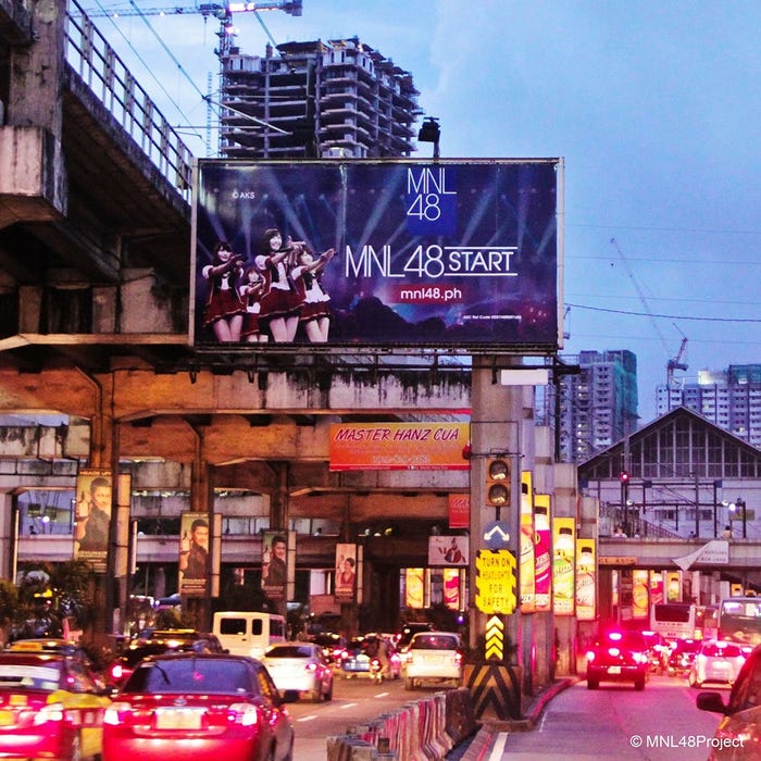 マニラの街頭のMNL48ビルボード/(C)Hallohallo Entertainment Inc.