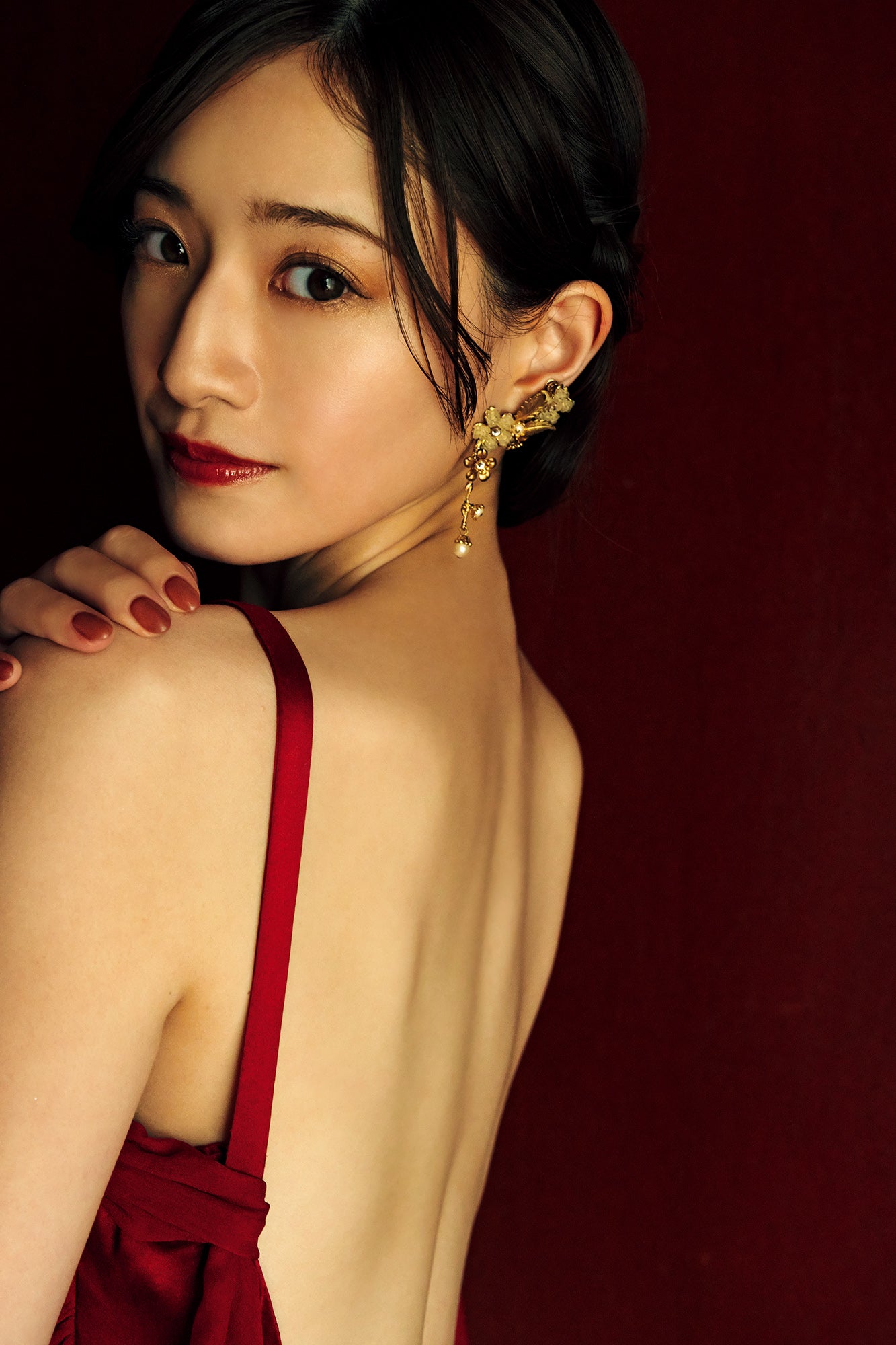 中田花奈、2nd写真集「掻き立てる」重版決定 美ボディ大胆披露の新カットも