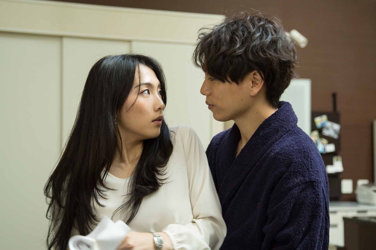 オトナの土ドラ「オーファン・ブラック～七つの遺伝子～」＃1（左から）青山沙羅役（知英）岩城槙雄役（山崎育三郎）／画像提供：東海テレビ