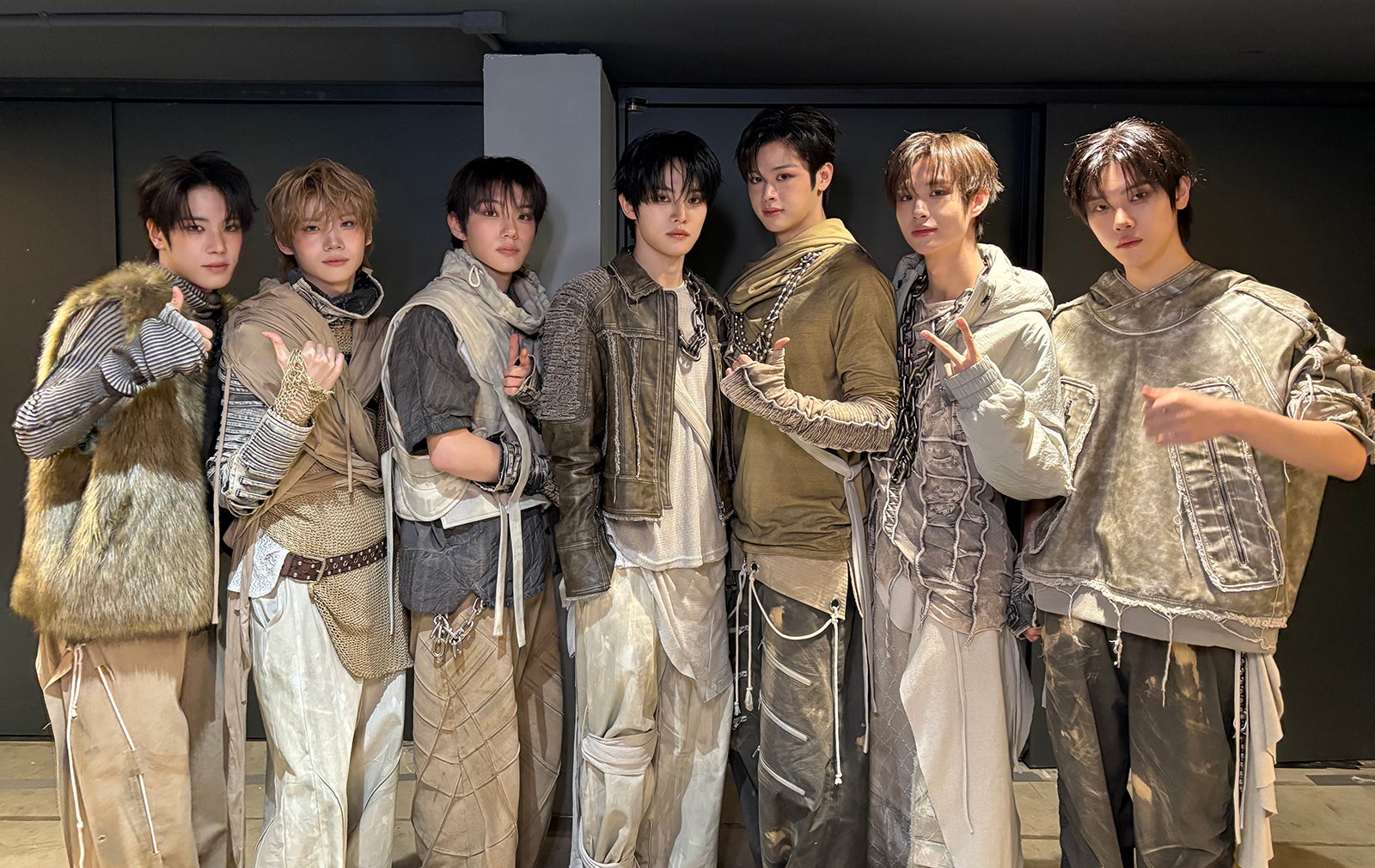 CLOSE YOUR EYES（C）HLL ALL RIGHT RESERVED