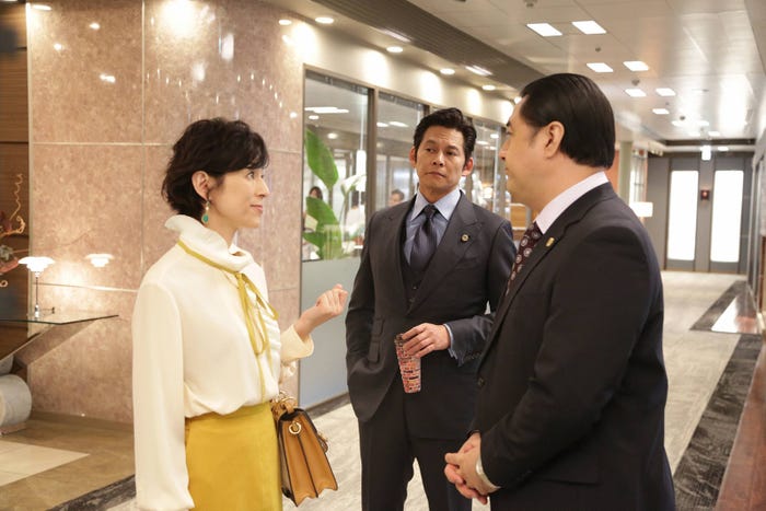 鈴木保奈美、織田裕二、小手伸也「SUITS/スーツ2」第2話より(C)フジテレビ