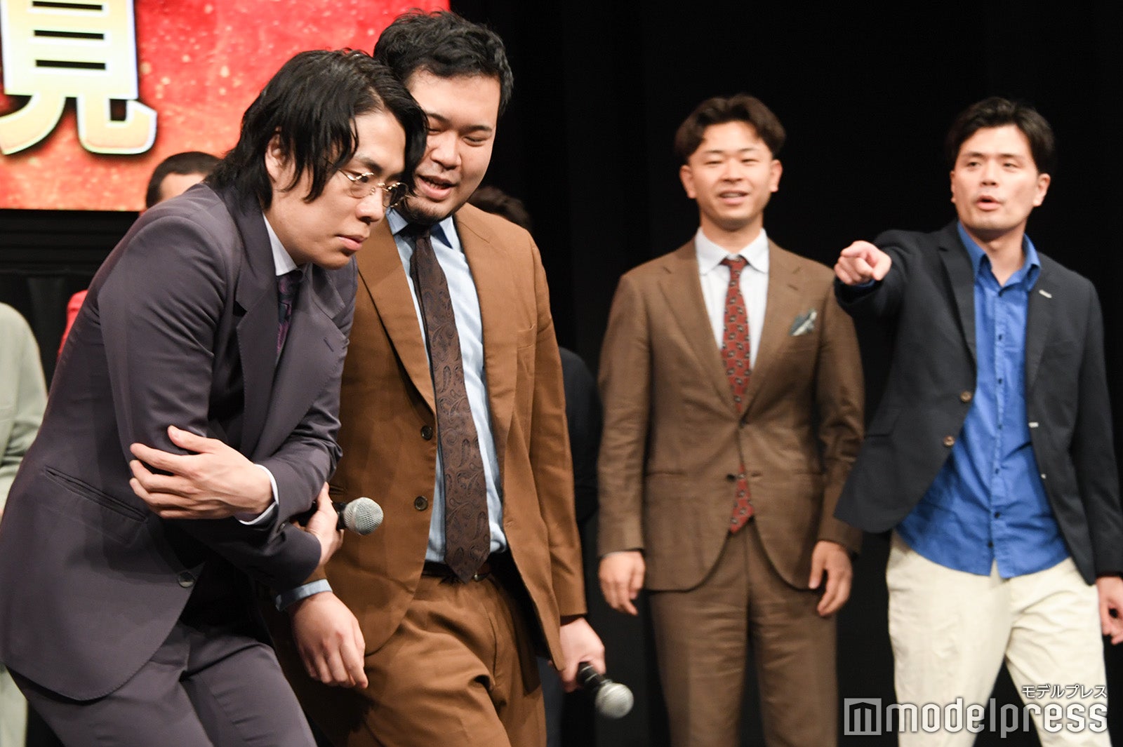 マユリカ阪本風の登場で沸かせる高比良くるまとツッコむ阪本（C）モデルプレス