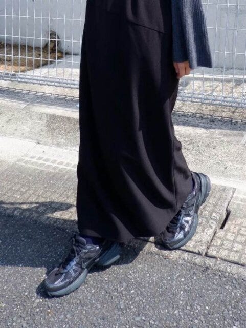 足元はスニーカーであえてカジュアルダウン