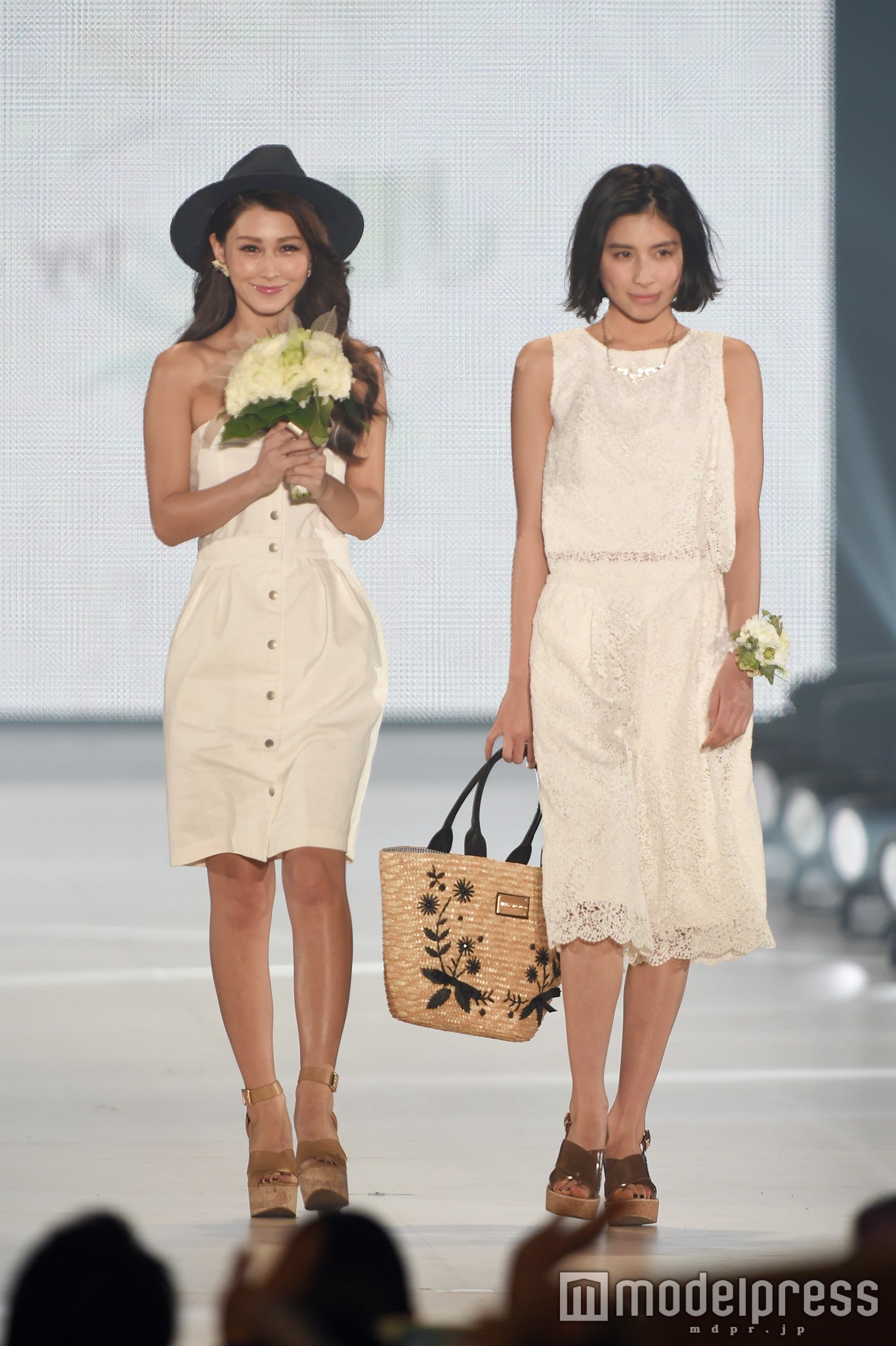 ダレノガレ明美（左）＆ラブリ