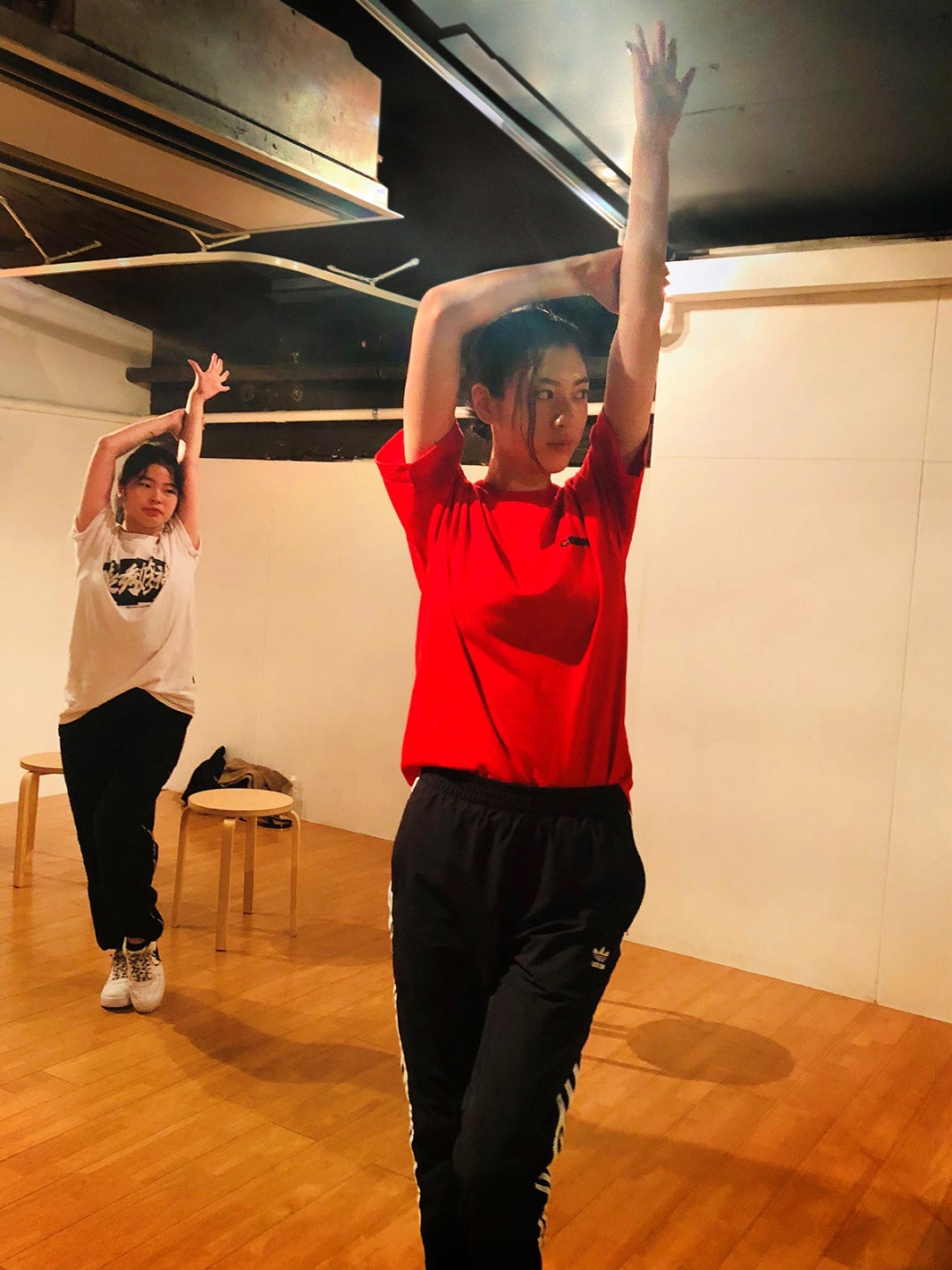 ダンスレッスン中の三吉彩花（C）ワーナー・ブラザース映画