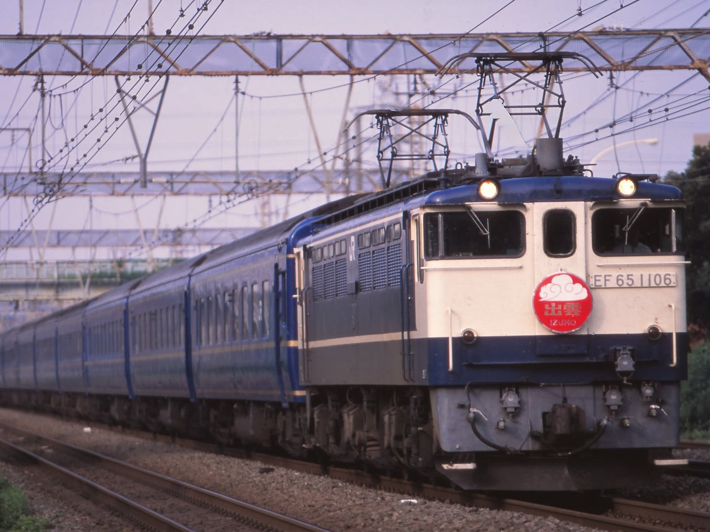 電気機関車EF65に牽引された寝台特急出雲号。2006年まで運行していた（画像：PIXTA）