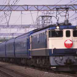 電気機関車EF65に牽引された寝台特急出雲号。2006年まで運行していた(画像:PIXTA)