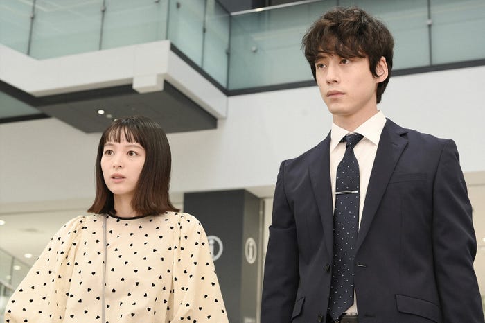 清野菜名、坂口健太郎/「婚姻届に判を捺しただけですが」第1話より(C)TBS
