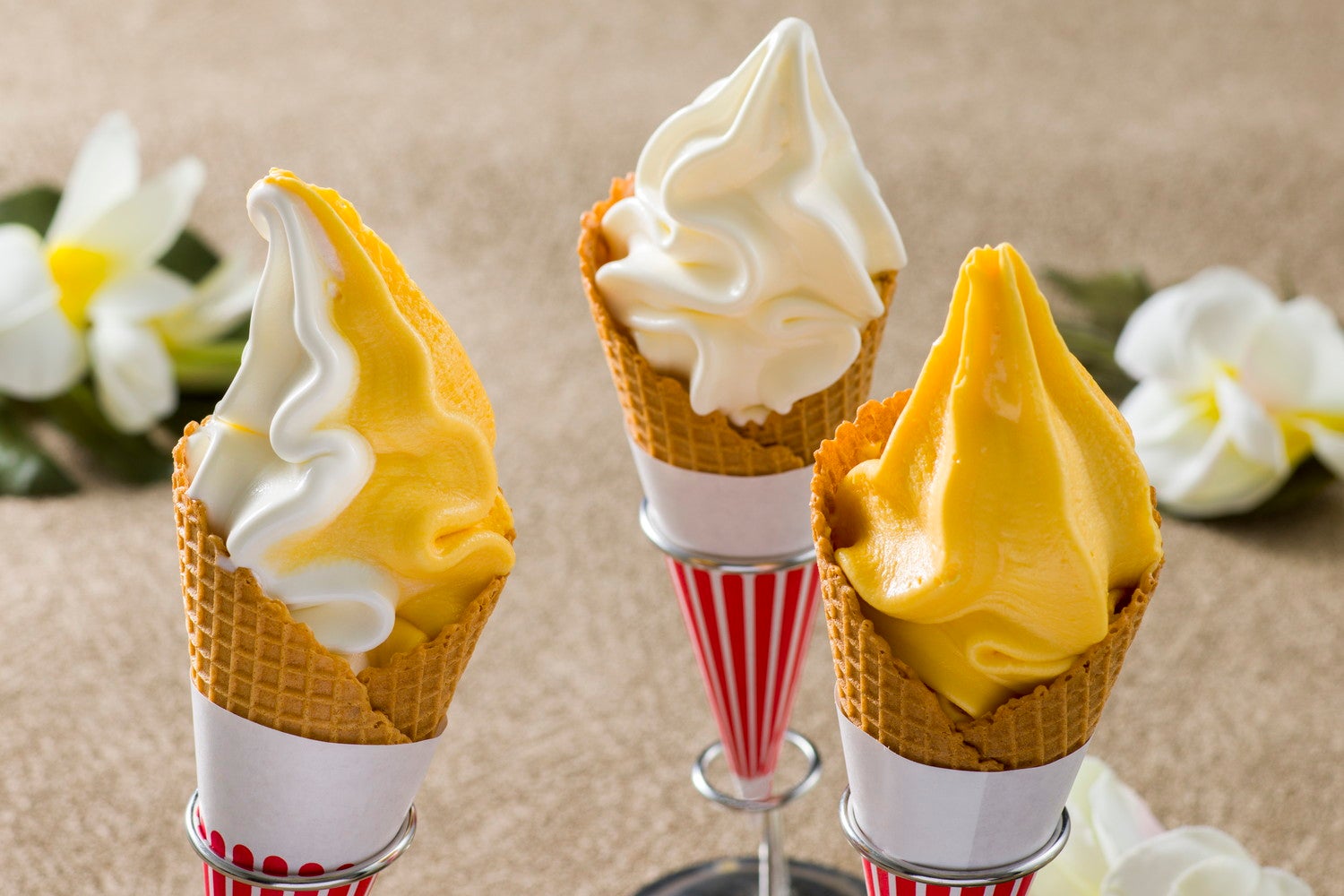 ソフトクリームアップルマンゴー/ミルク/ミックス各500円（C）Disney