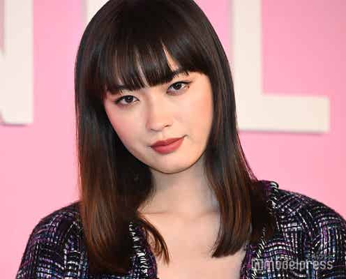 「明日カノ」主演で話題・茅島みずき、クールな表情で色気放出 美デコルテ輝くセットアップコーデ<メティエダール コレクション CHANEL-DAKAR>