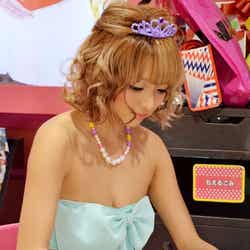 一冊一冊丁寧にサインをするなつぅみ