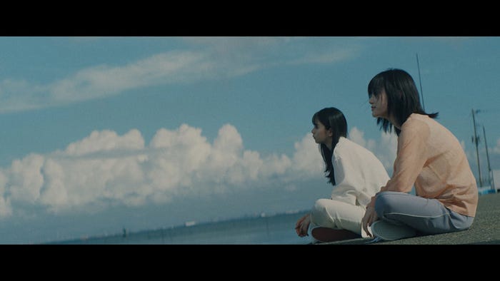 乃木坂46「泥だらけ」Music Videoより (提供写真)