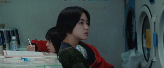 菊地姫奈、小川未祐(C)2023「イカロス 片羽の街」フィルムパートナーズ